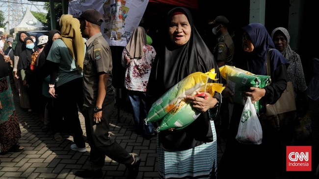 Warga antre membeli beras SPHP dan sembako murah di halaman Kantor Lurah Harapan Jaya, Bekasi, Jawa Barat, Kamis, 22 Februari 2024. Beras SPHP sedang digenjot Pemerintah membanjiri pasar untuk menjaga stabilitas pasokan dan harga pangan khususnya bag