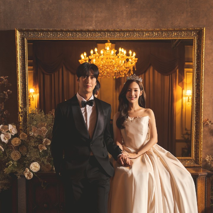 <p>Pada foto bernuansa klasik dan elegan tersebut, keduanya terlihat bak pangeran dan putri kerajaan yang penuh kharisma dan keanggunan. (Foto: tvN)</p>