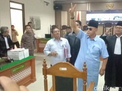 Pose 2 Jari Panji Gumilang Usai Dituntut 1,5 Tahun Penjara