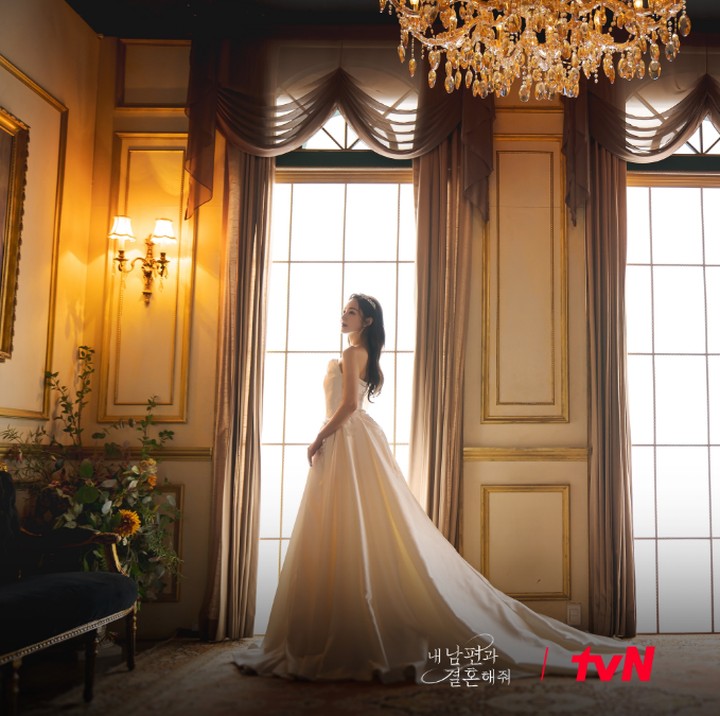<p>Park Min Young yang sempat menurunkan berat badannya secara drastis demi perannya di drama ini telah bertransformasi menjadi pengantin wanita dengan gaun indah nan mewah. (Foto: tvN)</p>