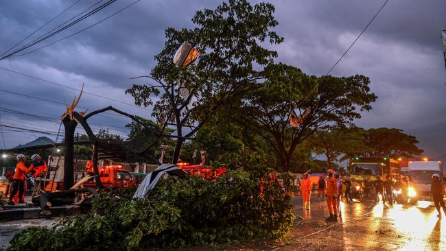 BPBD Sumedang hingga BMKG membantah pusaran angin kencang yang terjadi di Rancaekek hingga Jatinangor sebagai tornado, melainkan puting beliung.