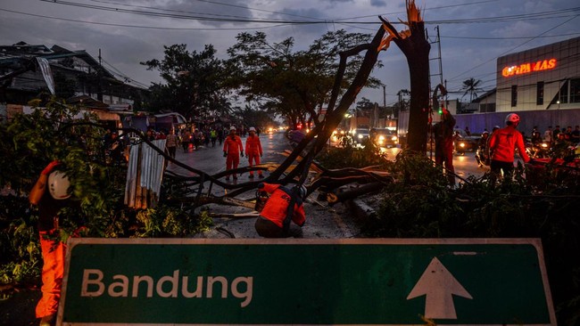 Profesor riset iklim menduga puting beliung menghantam Rancaekek, Bandung, dan sekitarnya, lantaran terkait lahan.