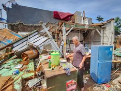 Warung Nasi Itu Jadi Tempat Berlindung dari Puting Beliung