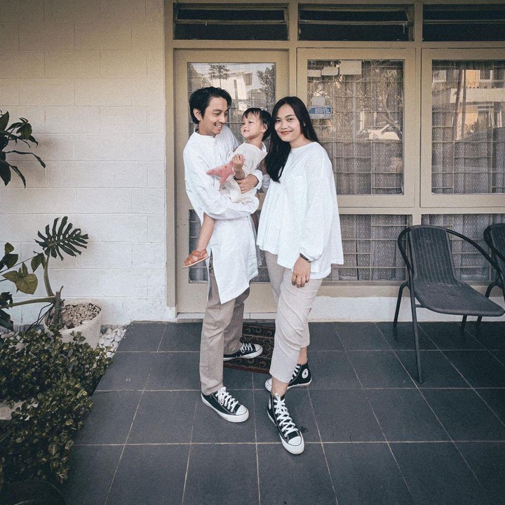 <p>Musisi Fiersa Besari menikah dengan Aqia Nurfadla pada tahun 2019. Dari pernikahan ini, keduanya pun dikaruniai seorang anak perempuan. (Foto: Instagram: @fiersabesari)</p>