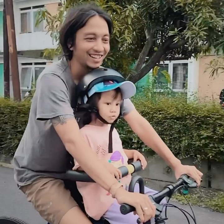 <p>Banyak netizen yang gemas dengan potret Kinasih nih, Bunda. Tidak sedikit yang menyebut wajahnya sangat mirip dengan sang Ayah. (Foto: Instagram: @fiersabesari)</p>