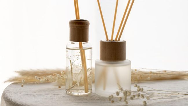 Pilihan pengharum ruangan kini semakin beragam mulai dari reed diffuser hingga lilin aromaterapi. Lantas, lebih baik pakai yang mana?