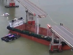 Penampakan Jembatan di China Ambruk Seusai Dihantam Kapal Kargo
