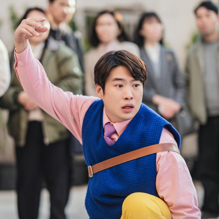 <p>Selain Ryu Seung Ryong, ada juga Ahn Jae Hong yang memerankan tokoh Go Baek Joong, seorang pekerja magang di toko mesin milik Sun Man yang menyukai Min Ah. (Foto: Netflix)</p>