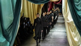 FOTO: Koleksi Klasik Berakar Budaya Romawi dan Kisah Cinta Fendi
