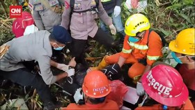 VIDEO: Momen Tim SAR Evakuasi Penumpang Helikopter di Hutan Halmahera