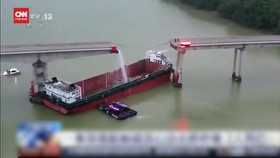VIDEO: Jembatan di China Putus Akibat Ditabrak Kapal Kargo