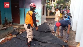 VIDEO: Warga Jatinangor Bersihkan Puing Pasca Diterjang Puting Beliung