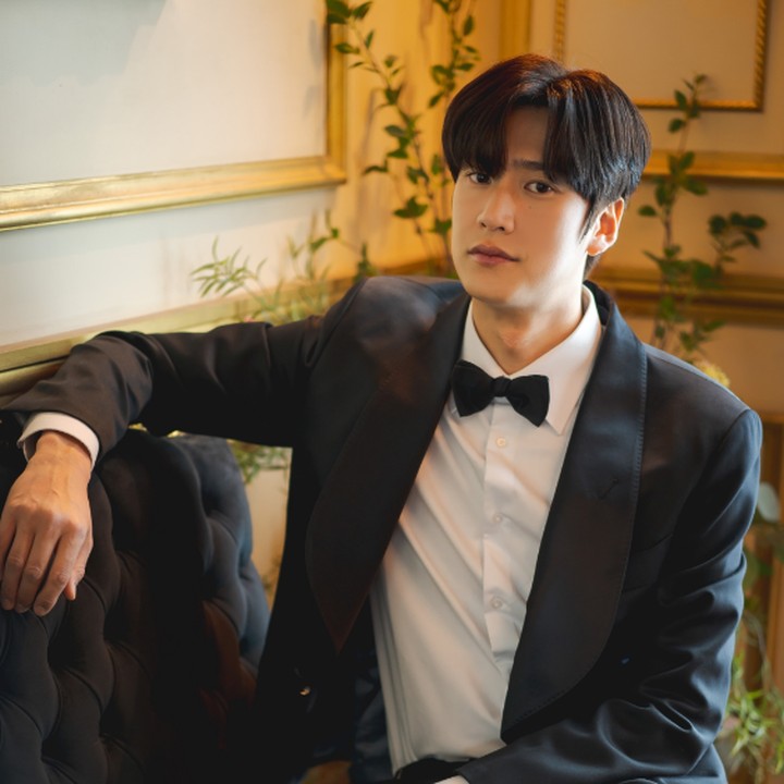 <p>Tidak heran banyak penonton yang jatuh cinta dengan sosok tampan Na In Woo yang sukses memerankan kepala departemen ganteng. (Foto: tvN)</p>