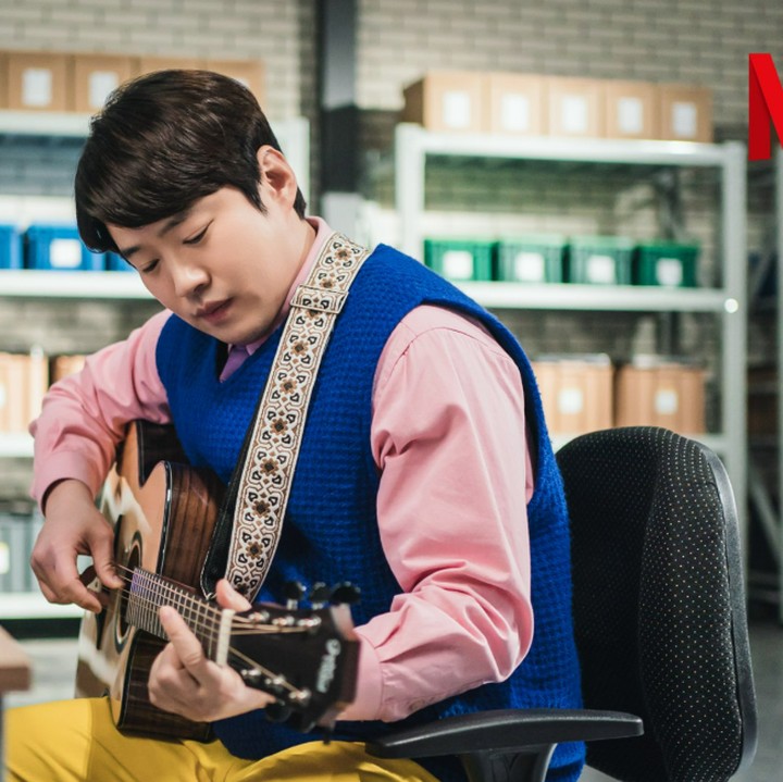<p>Tidak ketinggalan Ahn Jae Hong yang terkenal dengan <em>image</em> lawaknya yang telah membintangi berbagai judul drama Korea pasti tidak akan gagal untuk membuat penonton tertawa. (Foto: Netflix)</p>