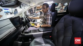 Wuling Motors (Wuling) menampilkan  mobil listrik Cloud EV dan BinguoEV di IIMS 2024 yang berlangsung di JIEXPO Kemayoran, Kamis (22/2/2024). (CNN Indonesia/ Adi Ibrahim)