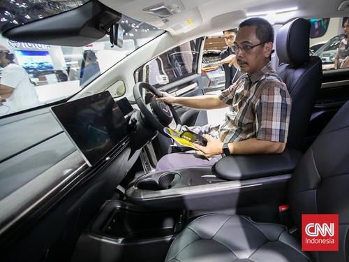 Wuling Motors (Wuling) menampilkan  mobil listrik Cloud EV dan BinguoEV di IIMS 2024 yang berlangsung di JIEXPO Kemayoran, Kamis (22/2/2024). (CNN Indonesia/ Adi Ibrahim)