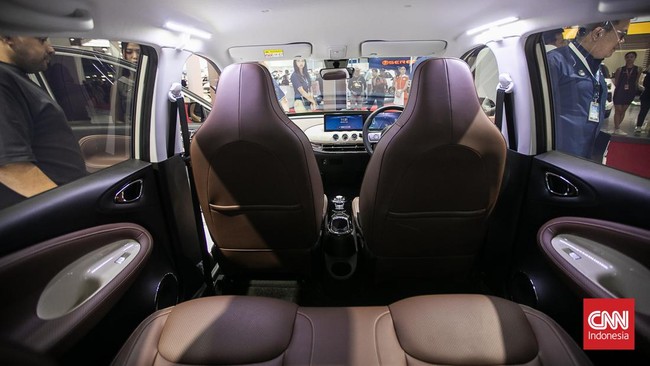 Pengunjung IIMS 2024 mengomentari soal kualitas mobil listrik.