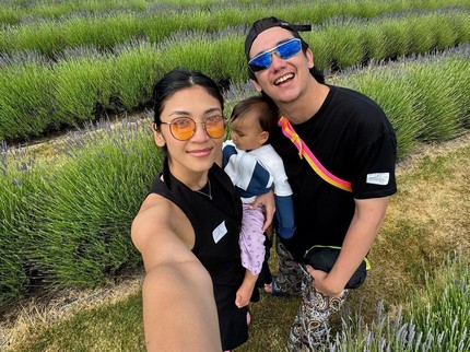 7 Potret Mesra Adipati Dolken & Sang Istri Canti Tachril, Saling Bantu Urus Anak