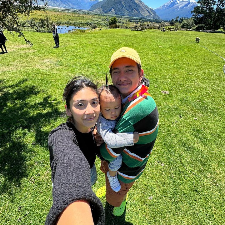 <p>Adipati dan Canti juga selalu menarik perhatian dengan pola asuhnya pada sang putri. Meski sama-sama memiliki kesibukan, pasangan ini selalu kompak dan saling bantu mengurus anak. (Foto: Instagram @adipati)<br /><br /><br /></p>