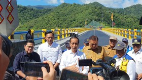AHY Pamer Semobil Bareng Jokowi Saat Tinjau Kantor Presiden di IKN