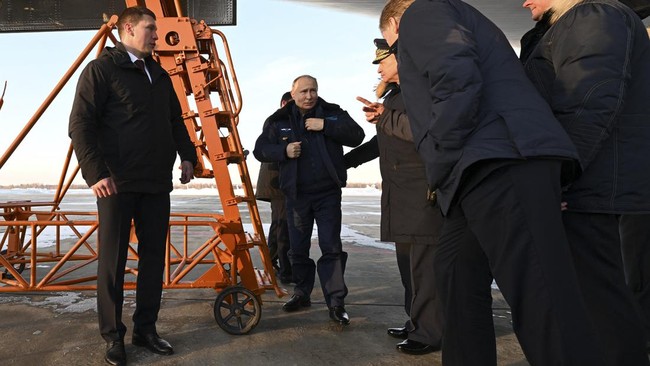 FOTO: Aksi Putin Terbangkan Pesawat Bomber Tupolev Tu-160M