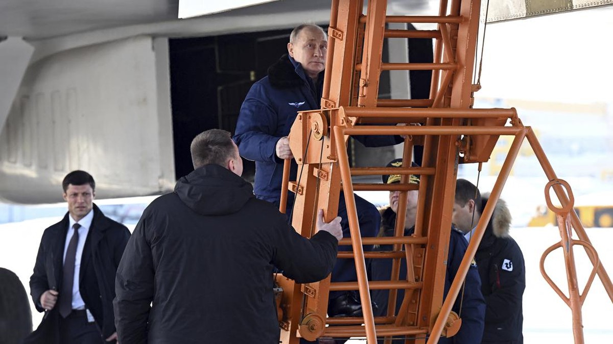 FOTO: Aksi Putin Terbangkan Pesawat Bomber Tupolev Tu-160M