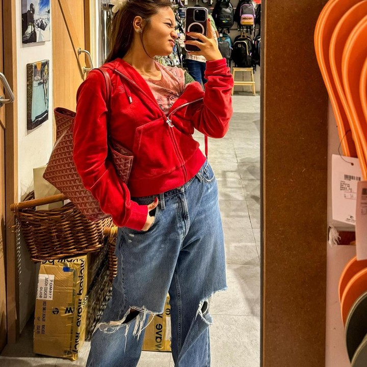 <p>Amel juga hobi bereksperimen dengan berbagai <em>fashion item</em>, seperti celana<em> baggy ripped jeans</em> yang ia padukan bersama <em>oversized hoodie</em>. (Foto: Instagram @amelcarla)</p>