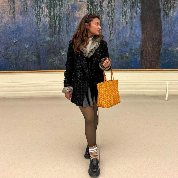 <p>Kini sudah dewasa, Amel juga terlihat modis dengan padu padan busana keninian. Intip saja potretnya yang bergaya ala<em> school girl.</em> (Foto: Instagram @amelcarla)</p>