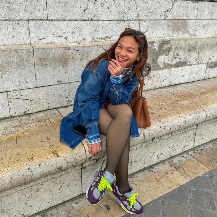 <p>Gaya kasual Amel dengan jaket denim, <em>sneakers,</em> serta <em>stocking</em> panjang juga membuat penampilannya semakin kece. (Foto: Instagram @amelcarla)</p>