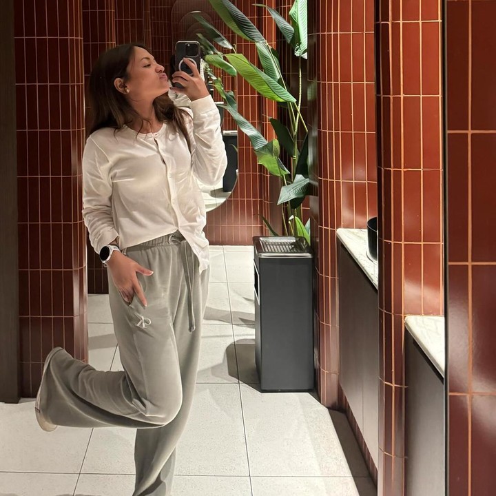 <p>Bunda masih ingat Amel Carla? Aktris cilik itu tampil manglingi di usia 22 tahun. Ia semakin langsing dan modis, Bunda. (Foto: Instagram @amelcarla)</p>