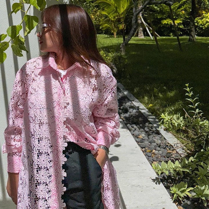 <p>Amel Carla juga gemar memadukan berbagai macam <em>outfit,</em> seperti celana pendek kasual yang dipakai bersama kemeja brukat. (Foto: Instagram @amelcarla)</p>