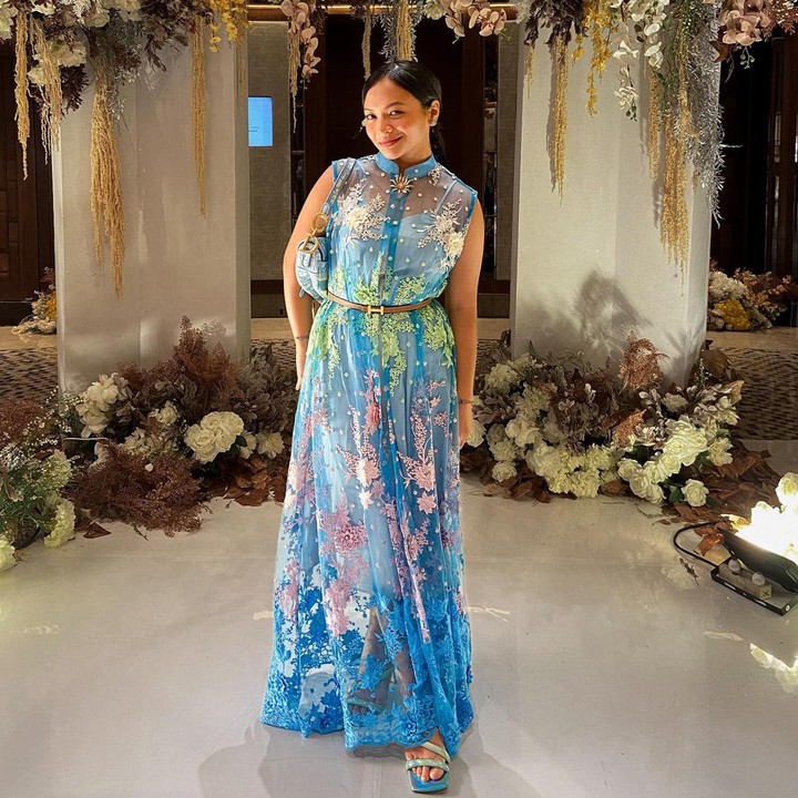 <p>Untuk acara pesta, Amel Carla mengenakan busana yang membuatnya tampak feminin. <em>Dress</em> warna biru itu memberi kesan tubuh yang lebih ramping, ya? (Foto: Instagram @amelcarla)</p>