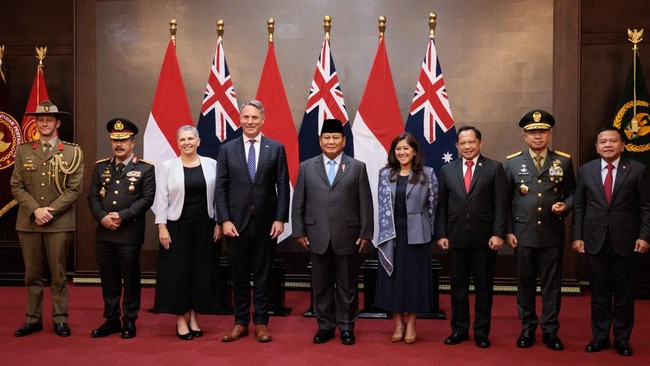 Australia resmi meneken kerja sama pertahanan dengan Indonesia setelah Menhan Australia Richard Marles saat Menhan RI Prabowo Subianto di Jakarta, Jumat (23/2).