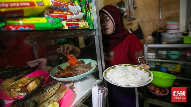 Seorang laki-laki berinisial A (31) kerap bayar secara suka-suka saat makan di Warteg Bahari, Kebon Kacang, Jakarta Pusat.