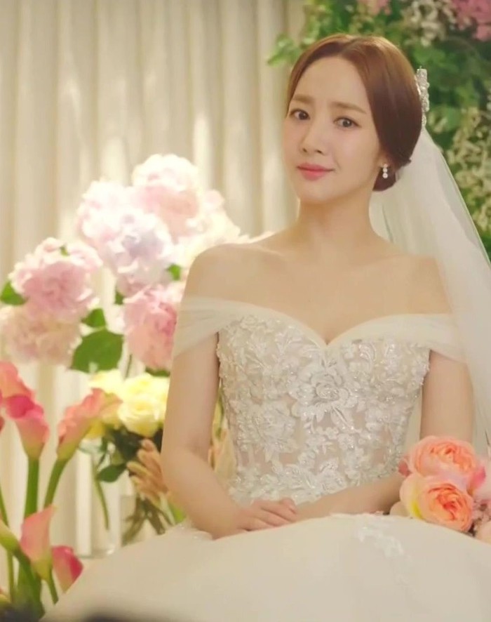 Berawal dari sekretaris, semakin lama hubungan Kim Mi So dan Lee Young Joon semakin dekat hingga keduanya memiliki hubungan spesial. Di sini, Kim Mi So sedang berada di bridal room sebelum masuk ke altar./Foto: Screenshoot What's Wrong with Secretary Kim