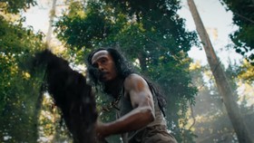 Yayan Ruhian Jadi Mentor Bill Skarsgard dalam Trailer Boy Kills World