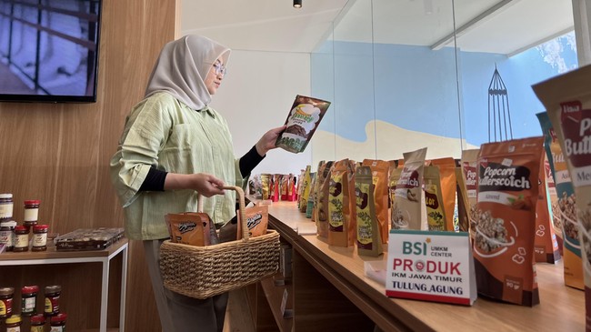 PT Bank Syariah Indonesia Tbk (BSI) terus mendorong pelaku Usaha Mikro Kecil Menengah (UMKM) lokal semakin berdaya melalui kehadiran UMKM Center di Surabaya.