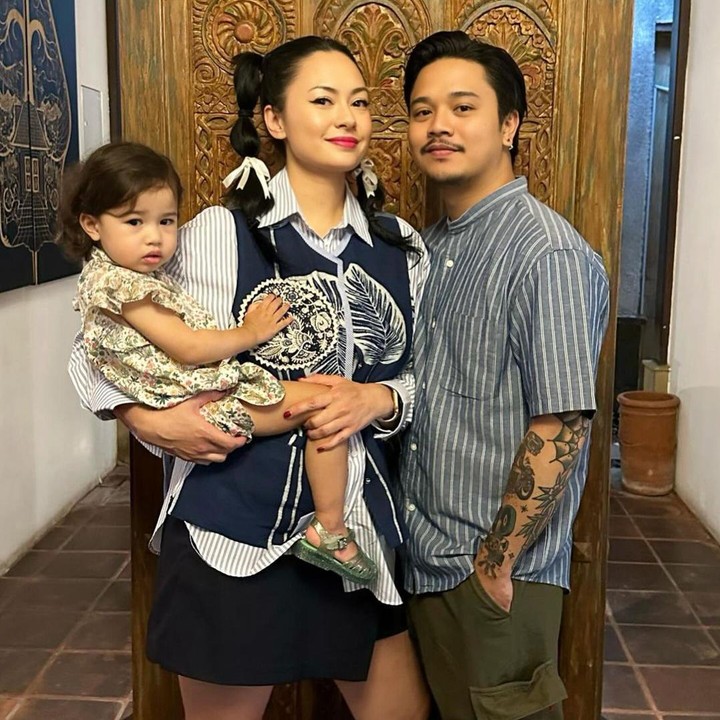 <p>Derby Romero dan Claudia Adinda selalu menarik perhatian netizen, Bunda. Pasalnya, pasangan yang menikah pada tahun 2017 ini selalu tampil harmonis dan romantis. (Foto: Instagram: @miss_adinda_mae)</p>