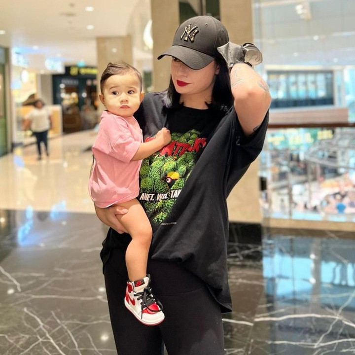 <p>Wajah sang putri juga kerap menarik perhatian netizen karena bule banget, lho. Darah bulenya ini ia dapatkan dari sang Bunda yang ternyata blasteran Inggris. (Foto: Instagram: @miss_adinda_mae)</p>