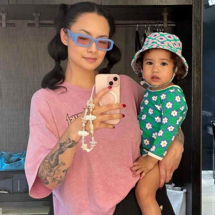 <p>Sejak memiliki seorang anak, Claudia yang selalu dikenal dengan gaya vintage-nya ini terlihat tampil lebih santai. Beberapa kali ia terlihat mengenakan kaus dan celana legging ketika mengasuh sang putri. (Foto: Instagram: @miss_adinda_mae)</p>