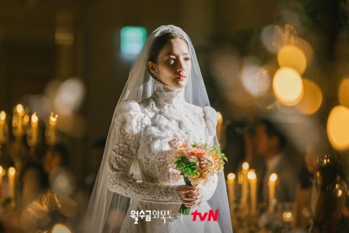 Dalam drama Love in Contract, Park Min Young berperan sebagai Choi Sang Eun yang menawarkan jasa sebagai istri sewaan. Dalam foto ini, terlihat Sang Eun sedang menjadi 