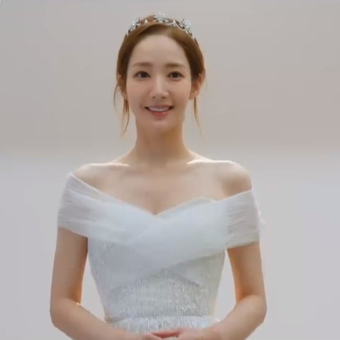 Dalam scene ini. Sang Eun sedang mencoba wedding dress di toko pengantin sambil memperlihatkannya ke Jung Ji Ho (Go Kyung Pyo) yang ada di depannya. Cantik banget!/Foto: Screenshoot Love in Contract