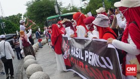 Emak-emak di Yogyakarta Protes Pemilu Pukul Kentongan