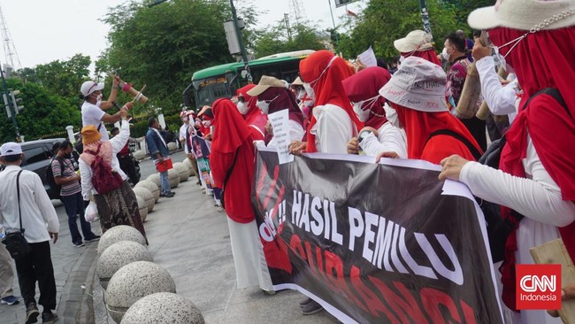 Mayoritas peserta aksi adalah emak-emak berpakaian nuansa merah putih, dan ada aksi teatrikal serta memukul-pukul kentongan.