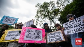 FOTO: Emak-emak Berdaster Geruduk KPU, Protes Dugaan Pemilu Curang