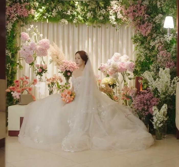 Gaun pengantin yang mewah dan menjuntai membuat Kim Mi So tampak seperti dewi./Foto: Screenshoot What's Wrong with Secretary Kim.