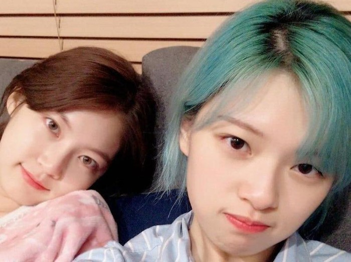 Gong Seung Yeon dan Jeongyeon TWICE/ Foto: soompi.com