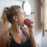 Hati-Hati, 4 Makanan dan Minuman Ini Harus Dihindari Setelah Makan Apel!