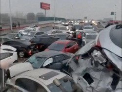 Ngerinya Seratusan Mobil Bertumpuk Imbas Jalan Licin Bersalju di China