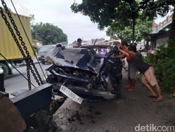 Terlempar Usai Tertabrak Truk, Mobil Sedan Dihantam Bus di Salam Magelang